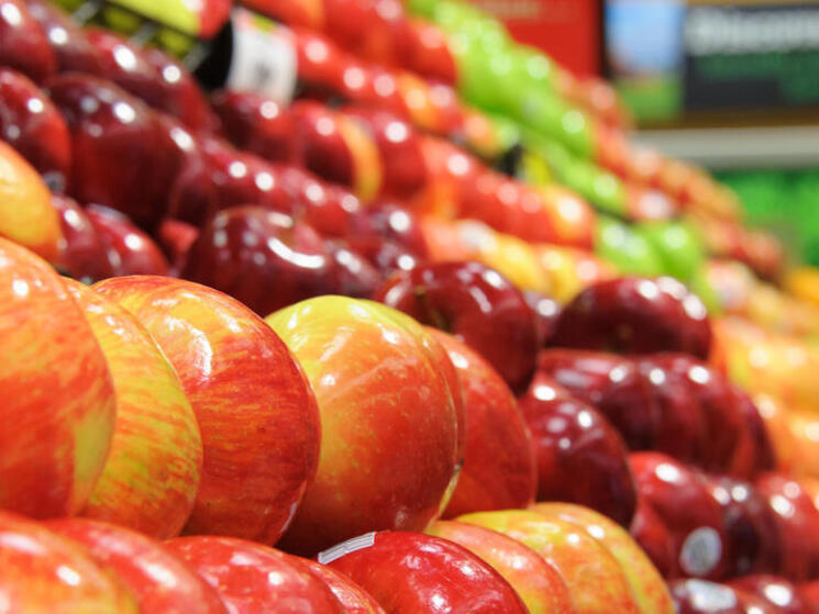Apples displayed in a grocery store