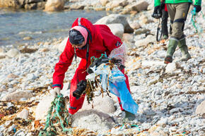 collecting plastic WW170012