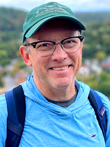 headshot of Edward Wyatt